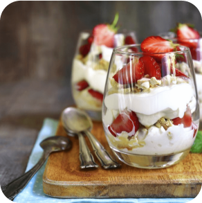 ขนมหวานในแก้วพร้อมผลเบอร์รี่