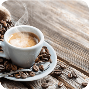 กาแฟและเมล็ดกาแฟบนโต๊ะไม้